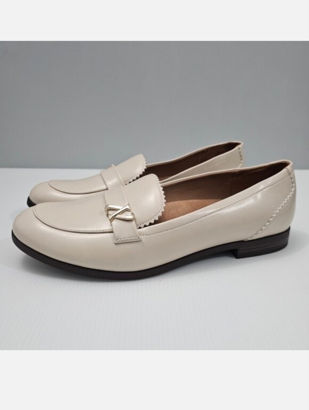 Naturalizer Magna Penny Loafer Flats Porcelain Cream Vegan Leather Scalloped 11